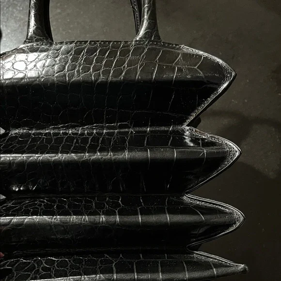 Elegant Black Crocodile-Embossed Handbag - Picture 6 of 6